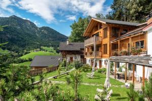 a house with a view of the mountains at La Plates App Domesdi in Ortisei