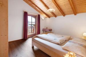 a bedroom with a bed in a room with a window at Ausser Brugghof in Senales