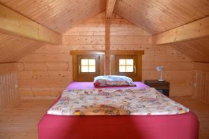 a bedroom with a bed in a wooden cabin at Ferienhaus Gross Nemerow in Groß Nemerow