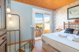 a bedroom with a bed and a balcony at Apartamento Noenil in L'Estartit