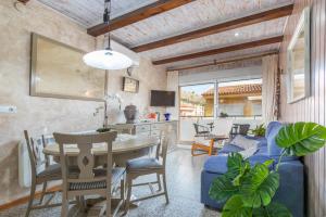 a dining room and living room with a table and chairs at Apartamento Noenil in L'Estartit