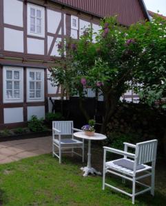 two chairs and a table in front of a house at Beim Bildhauer Karl F in Trendelburg