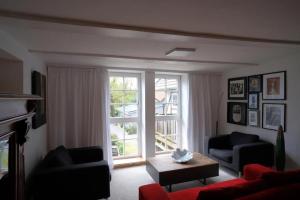 a living room with a couch and a window at Beim Bildhauer Karl F in Trendelburg