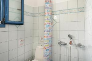 a bathroom with a toilet and a shower at Studios Ninemia Serifos 4 in Livadi