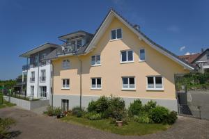 an apartment building with a yellow at Dinkelbach Landhaus 1 B in Lindau-Bodolz