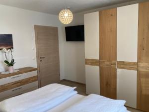 a bedroom with a bed and a tv on the wall at Urlaub bei Schönwetter in Raumberg