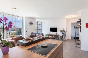 a living room with a couch and a table at Modern, Cityview, Penthouse Yiwoo in Gießen