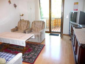 a living room with two chairs and a tv at Ferienwohnung Braun in Seelfingen