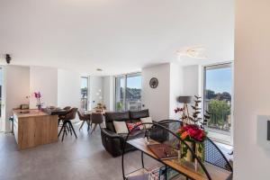a living room with a couch and a table at Modern, Cityview, Penthouse Yiwoo in Gießen