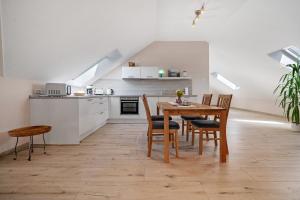a kitchen and dining room with a table and chairs at Ferienwohnung Auszeit in Kargow