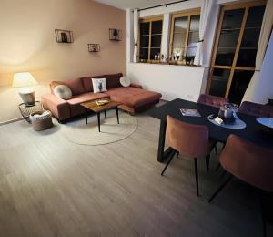 ein Wohnzimmer mit Sofa und Tisch in der Unterkunft Fewo-Romuli in Eggesin + 35 Fotos