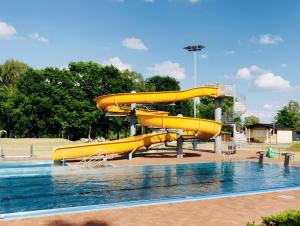 eine Wasserrutsche in einem Park neben einem Pool in der Unterkunft Fewo-Romuli in Eggesin