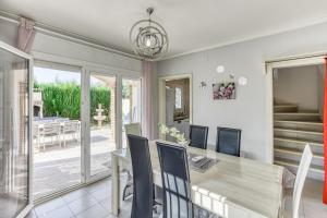 a dining room with a table and chairs at Casa 3 Dormitorios Con Piscina in L'Escala