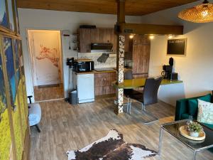 a living room with a table and a kitchen at Appartment Gute Zeit in Weiler-Simmerberg