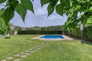 a swimming pool in the middle of a yard at Casa 3 Dormitorios Con Piscina in L'Escala