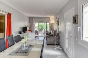 a living room with a table and a couch at Casa 3 Dormitorios Con Piscina in L'Escala