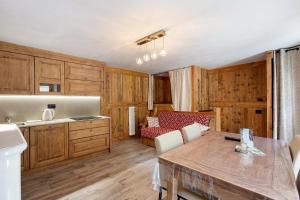 a kitchen and dining room with a table and chairs at Les Cles - Achillea in Valsavarenche