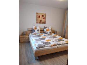 a bedroom with a bed in a room at Mayntz' Albjuwel in Meßstetten