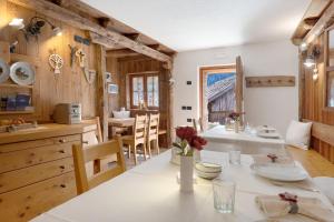 a kitchen and dining room with a table and chairs at Mas Di Zonadi in Rabbi