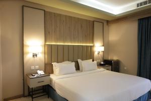 a hotel room with a large bed and two lamps at فندق روفان in Medina +33 photos