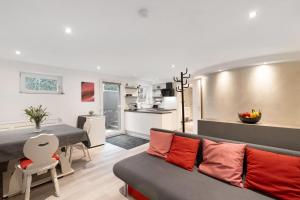 a living room with a couch and a kitchen at Hochwertige Ferienwohnung Ötigheim in Ötigheim