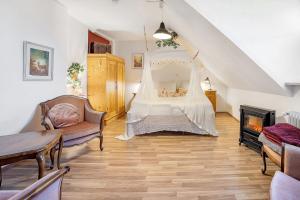 a bedroom with a bed with a net at Comic Fantasy in Lindau