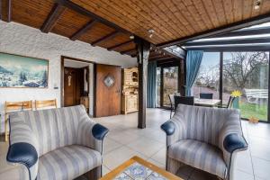 a living room with two chairs and a table at Panoramaferienhaus Sorpesee, 120qm in Sundern