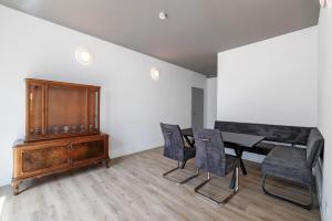 ein Esszimmer mit Tisch und Stühlen in der Unterkunft Boardinghouse27 in Dußlingen