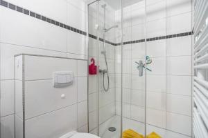 a bathroom with a shower and a toilet at Prerow Am Deich - Ferienwohnung 1 in Prerow +21 photos