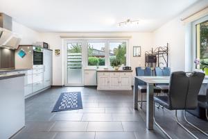 a kitchen and dining room with a table and chairs at Prerow Am Deich - Ferienwohnung 1 in Prerow