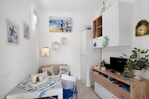 a white room with a desk and a computer in it at Casa di Ali in Imperia