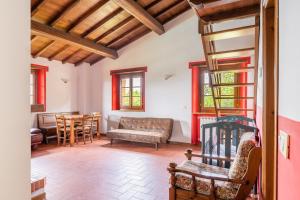 a living room with a couch and a table at Il Serrino 5 in Pistoia