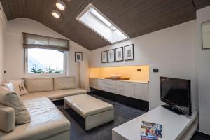 a living room with a couch and a tv at Tubris Living in Sand in Taufers