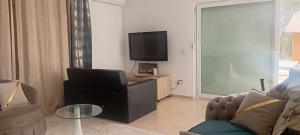 ein Wohnzimmer mit Sofa und Fernseher in der Unterkunft Brač Milna in Milna
