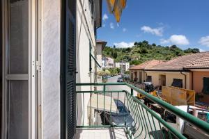 a balcony with a table and a view of a street at Da Ercolino in Pitelli
