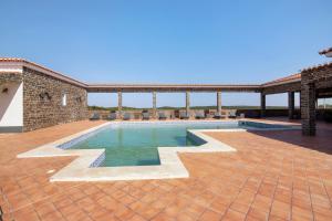 a swimming pool in the middle of a patio at Casas do Monte in Giões
