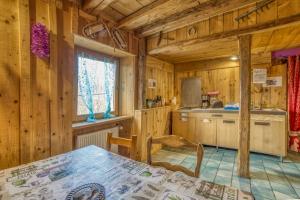 a kitchen and dining room in a log cabin at Anna-purna in Arâches-la-Frasse