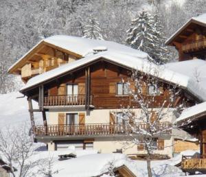 a log cabin in the snow at Chalet Le Grand Nant in La Giettaz