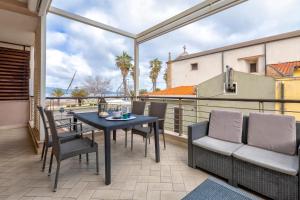 a patio with a table and chairs on a balcony at Villafranca in Alghero
