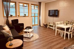 ein Wohnzimmer mit Sofa und Tisch in der Unterkunft Fewo-Romuli in Eggesin
