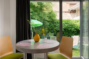 a table and chairs in a room with a window at Studio-in der atelierhaus Loft in Bodman-Ludwigshafen