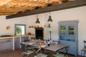 a kitchen and dining room with a table and chairs at Baix d' Or in Felanitx