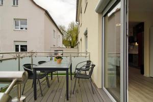 a balcony with a table and chairs on it at Haus unterm Räuschenberg in Höxter