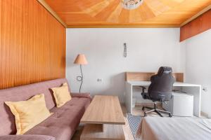 a living room with a couch and a desk at Calle Apolo 3 in Torrevieja