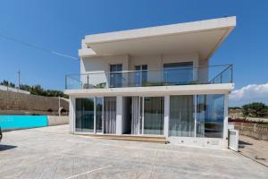 a large white house with a balcony at Villa Vani - Appartamento 1 in Marina di Ragusa