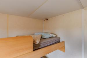 a small room with a bed in the wall at Bungalow Azul Profundo in Palmela
