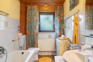 ein Badezimmer mit Badewanne, Toilette und Waschbecken in der Unterkunft Ferienwohnung Schwalm - Aue in Neuental + 16 Fotos