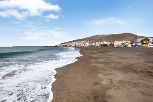 a beach with a town in the background at Holidays Maxorata Relax in Gran Tarajal