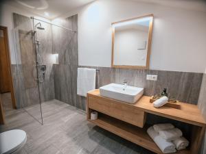 a bathroom with a sink and a shower at Zum Sonnentor App Pinus in Lutago