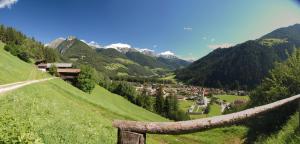 a view of a valley with a mountain at Zum Sonnentor App Pinus in Lutago